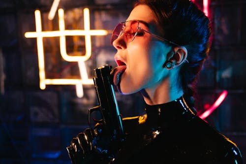 Mulher ousada sob luzes de néon