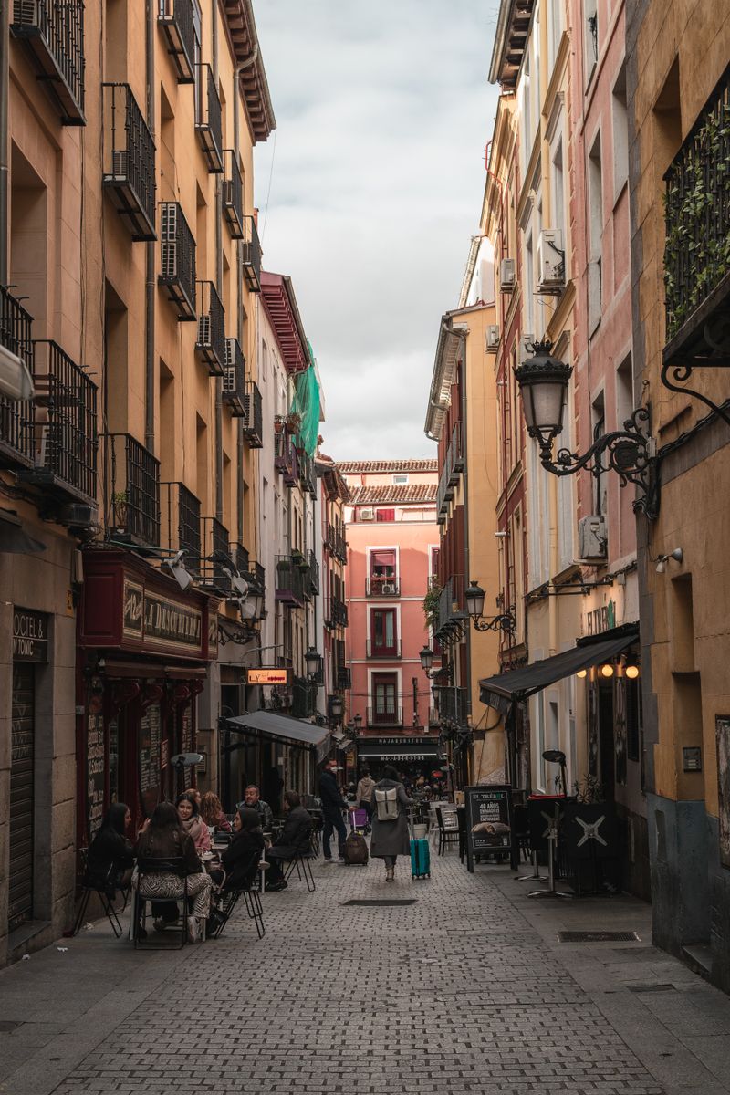 Terrazas de tabernas en una calle empedrada del casco viejo de Madrid