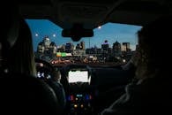 透过汽车挡风玻璃拍摄夜间行驶中的城市天际线