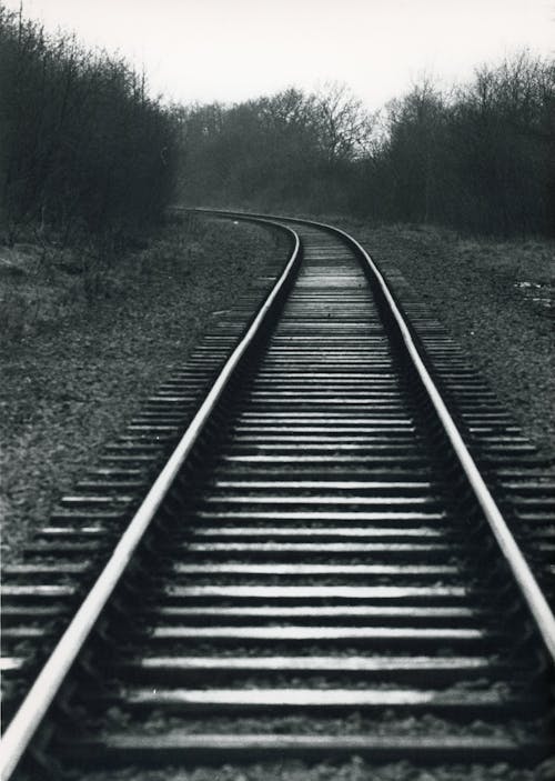 Безкоштовне стокове фото на тему «вертикальні постріл, відтінки сірого, залізниця»