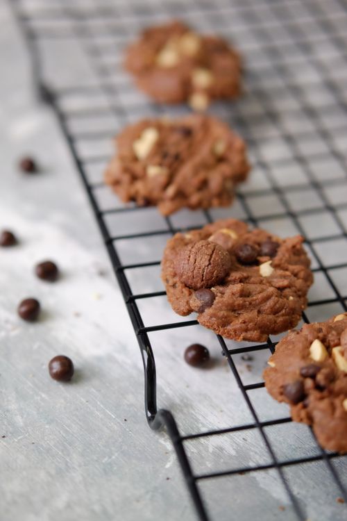 Free Freshly baked chocolate chip cookies cooling on a wire rack. Stock Photo