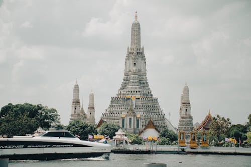 Fotobanka s bezplatnými fotkami na tému Bangkok, biele-oblaky, budhistický chrám