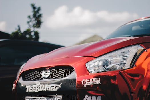 闪亮红色跑车车头的详细视图，带有定制贴纸