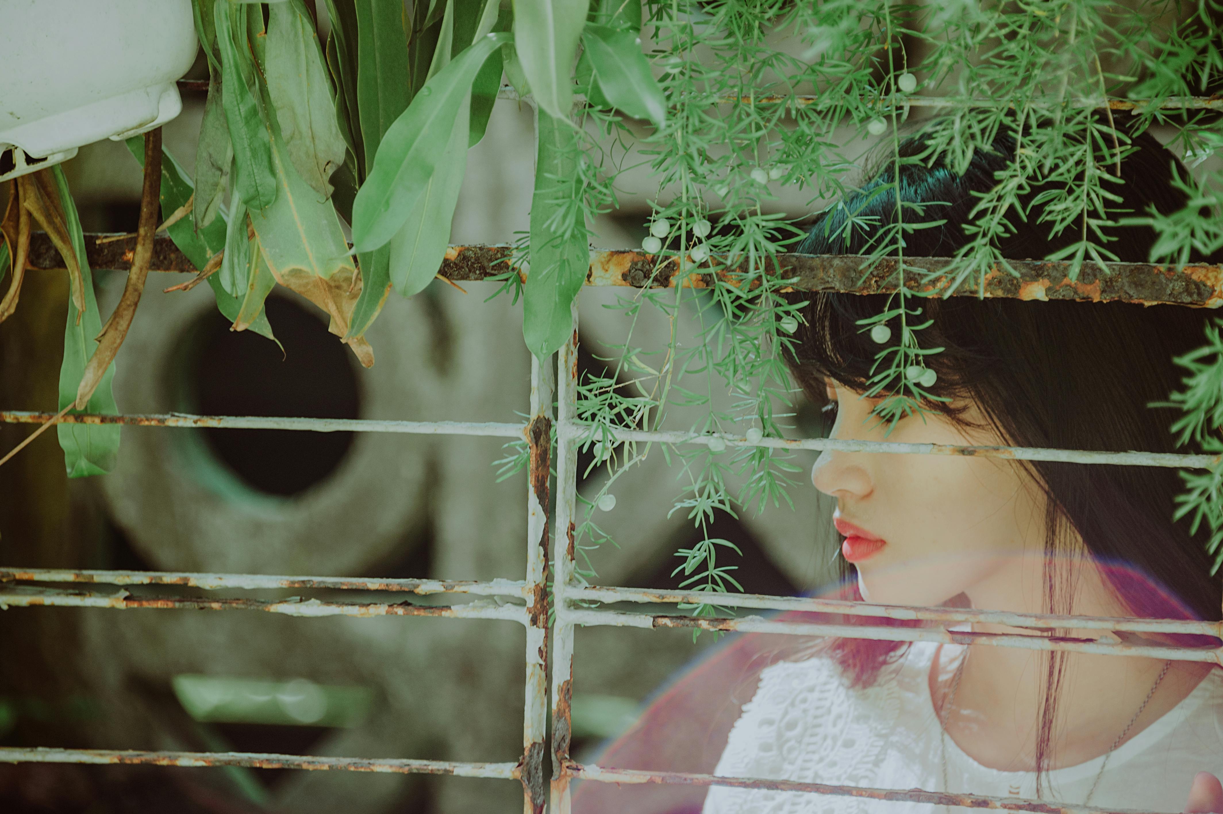 一位生活在绿树成荫、环境宁静的户外女子，正陷入沉思