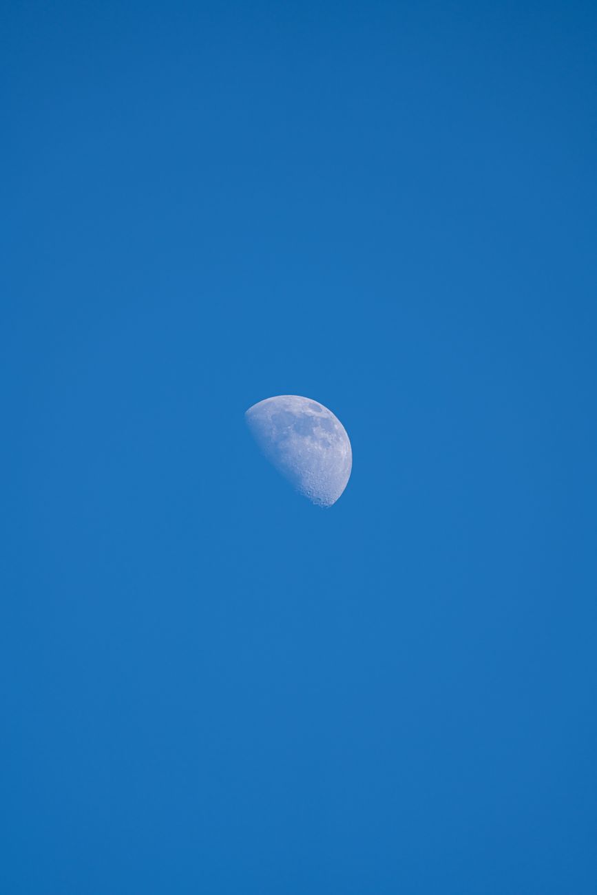 Kosmisches Himmel & Mond – Prächtige Weltraum-Wallpaper (von Nihongraphy, 5304×7952, #11800435)