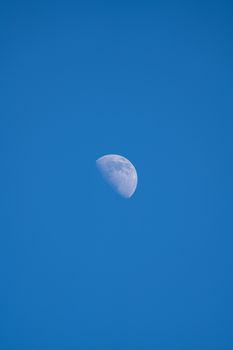 Kosmisches Himmel & Mond – Prächtige Weltraum-Wallpaper (von Nihongraphy, 5304×7952, #11800435)
