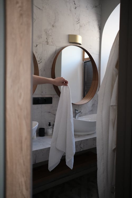 бесплатная Бесплатное стоковое фото с белое полотенце, Ванная комната, вертикальный выстрел Стоковое фото