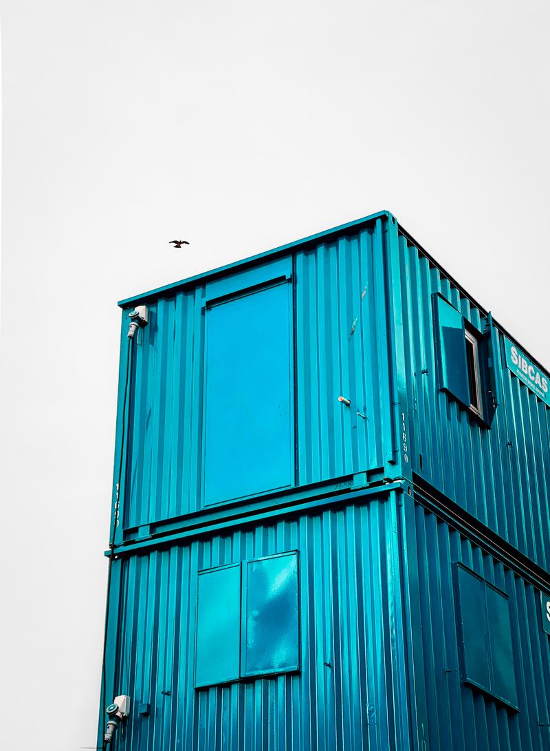 Container blu trasformato in ufficio compatto (foto stock illustrativa, da sostituire con una foto reale)