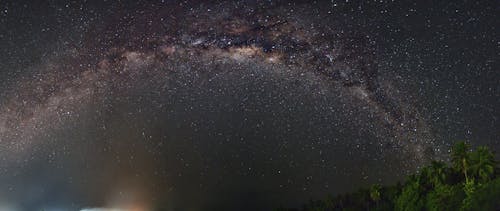 무료 회색과 검은 색 별이 빛나는 밤하늘 스톡 사진