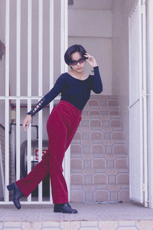 Darmowe zdjęcie z galerii z azjatka, czerwone spodnie, kobieta