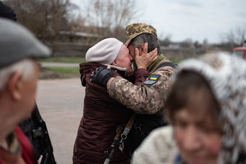 De Vieux Voisins Se Rencontrent Pendant La Guerre En Ukraine