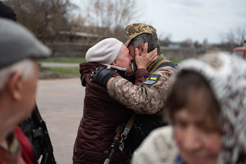 Foto d'estoc gratuïta de abraçant, amb llàgrimes, dona