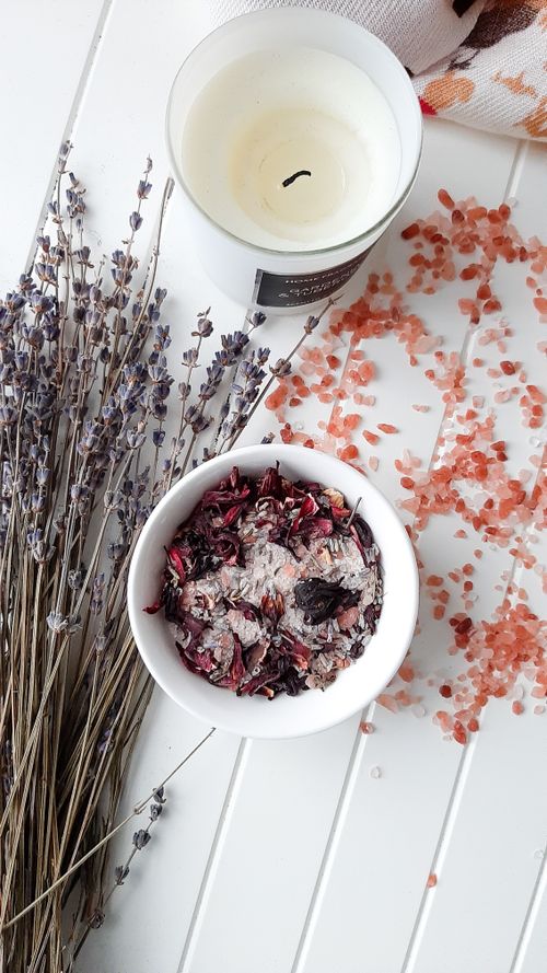Free Elegant composition of potpourri, lavender, candle, and Himalayan salt on a white surface. Stock Photo