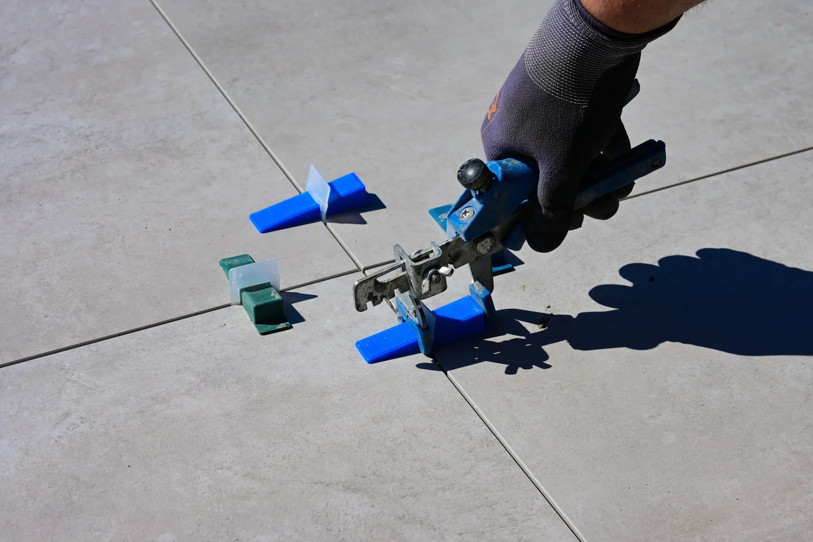 Réglage du niveau d'un carrelage au sol à la pince