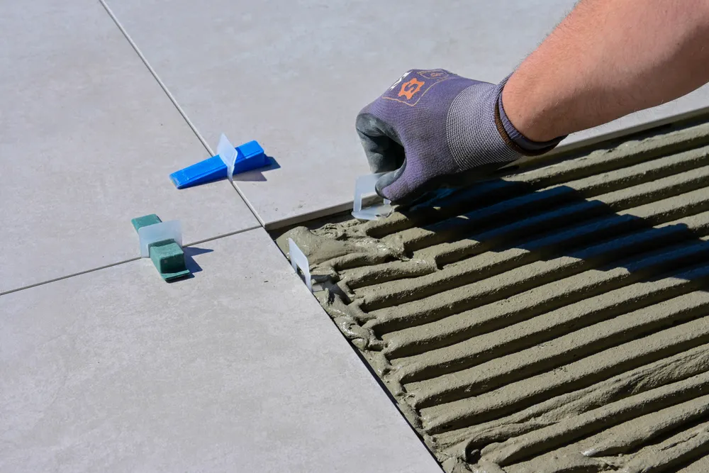 Pose de carrelage grand format avec croisillons autonivelants
