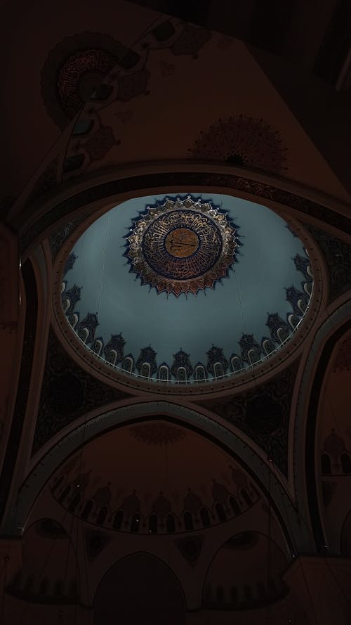 Foto profissional grátis de abóboda, escuridão, interior