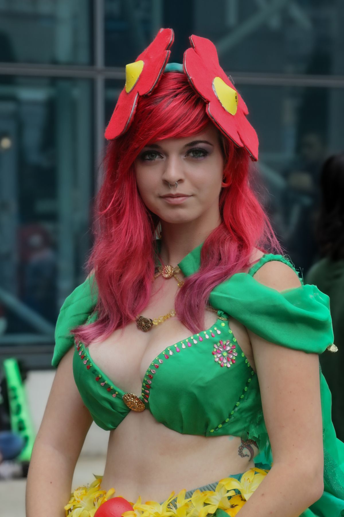 Cosplayer con vestuario de inspiración anime durante un evento