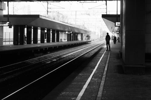 Foto profissional grátis de escala de cinza, estação de trem, ferrovia