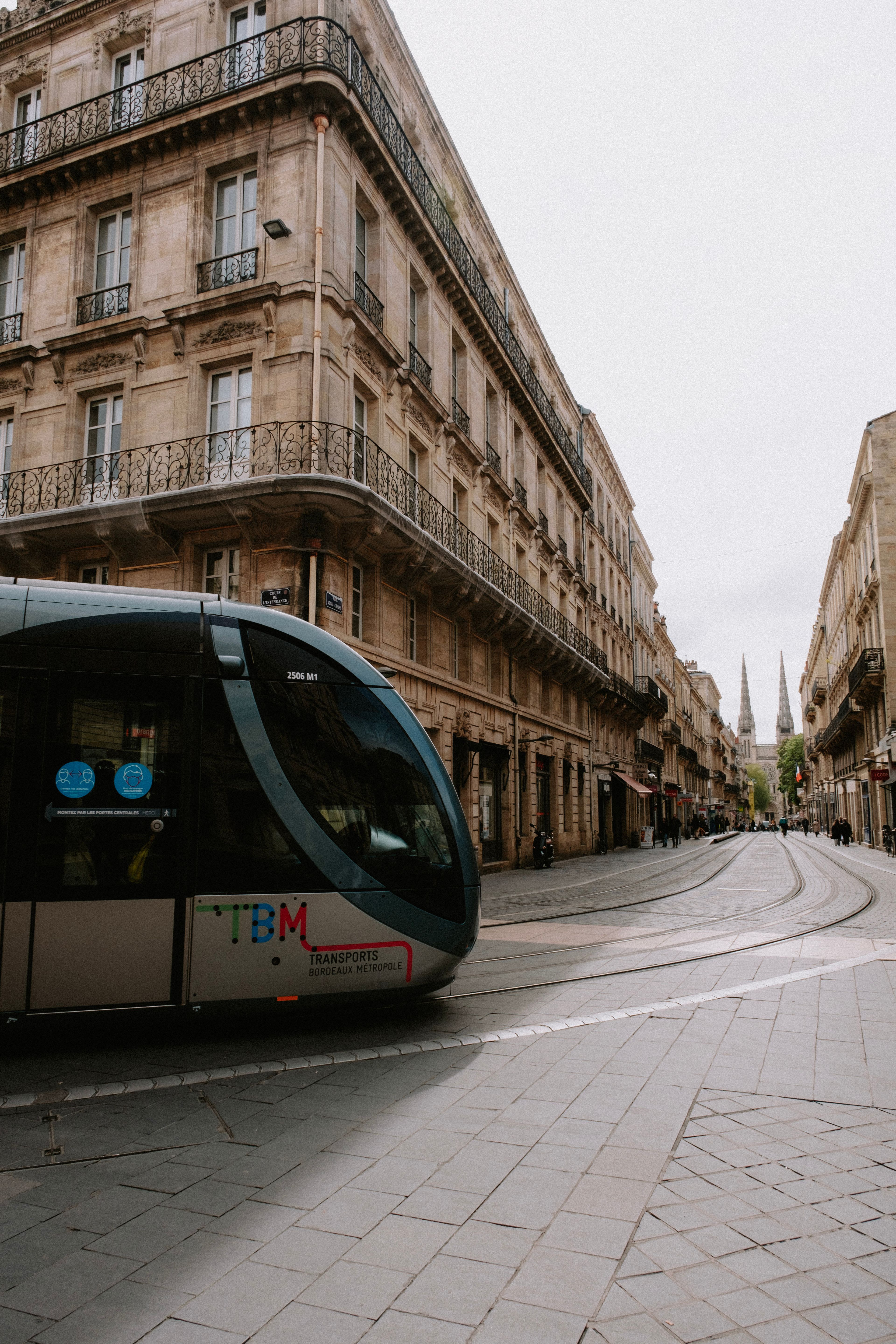 Tramway et circulation dans une rue de Bordeaux, en journée.