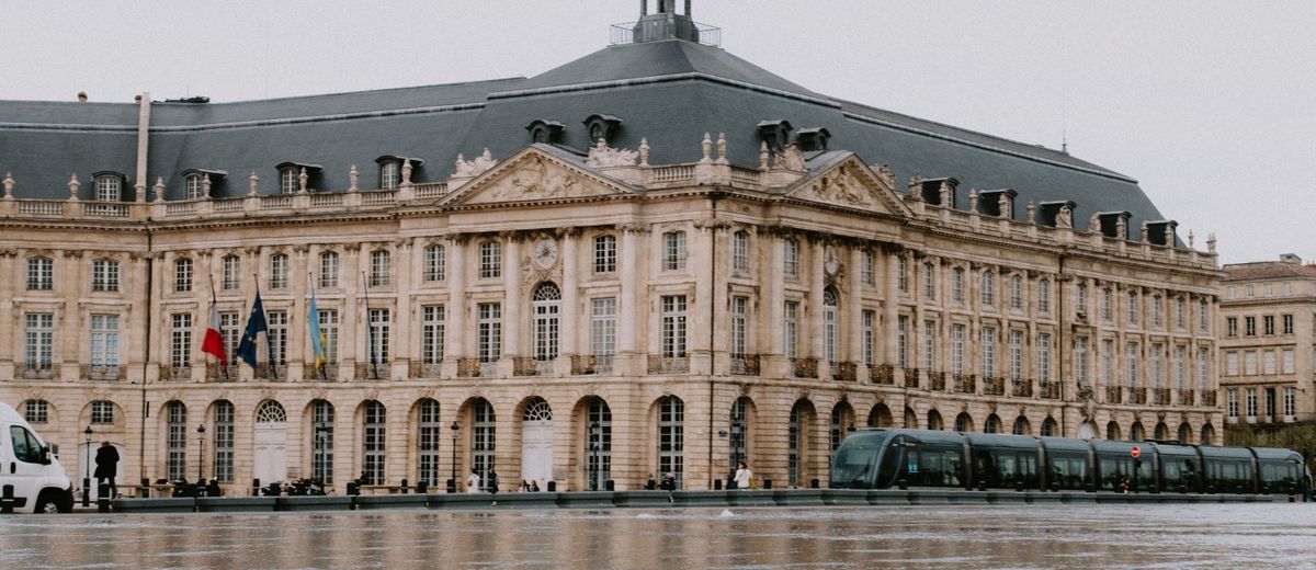 La plaza de la Bolsa de Burdeos reflejada en el Espejo de Agua