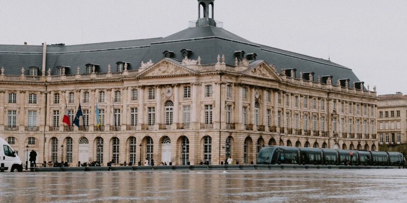 La plaza de la Bolsa de Burdeos reflejada en el Espejo de Agua