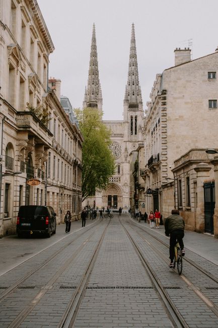 Fotomural Escena urbana con la Catedral de Burdeos, mostrando la arquitectura gótica y la vida de la ciudad.