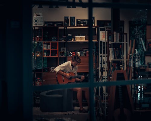 Kostnadsfri bild av akustisk gitarr, fönster, gitarrist