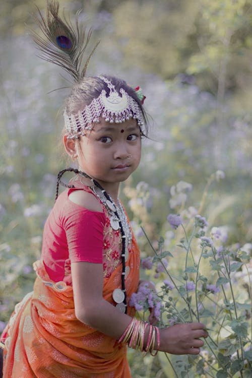 Gratis arkivbilde med barn, headpiece, holder blomst