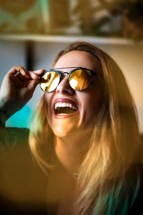 Chica Rubia Sonriente Con Gafas De Sol Y Lápiz Labial Rojo