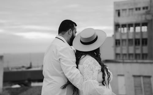 Black and White Picture of Bride and Groom 
