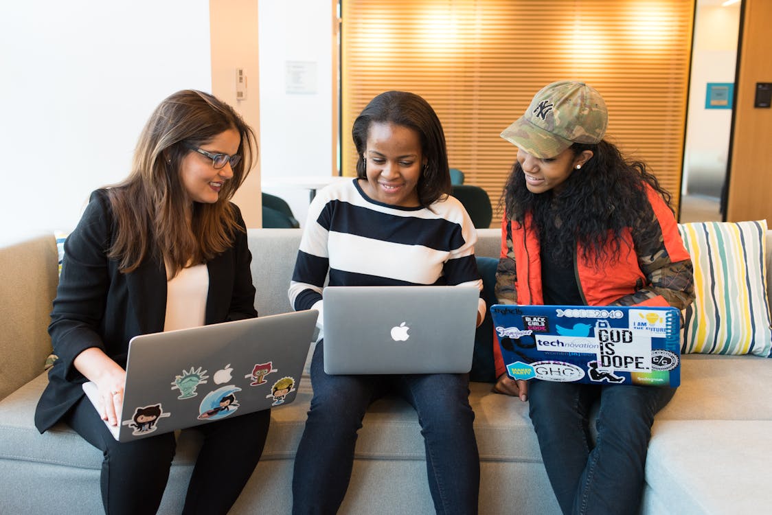 Drie Vrouw Voor Laptopcomputer