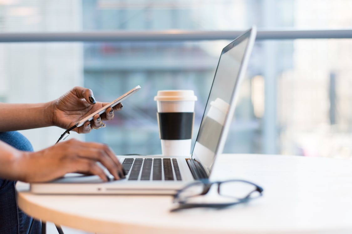  Laptop Di Atas Meja, kopi dan kacamata