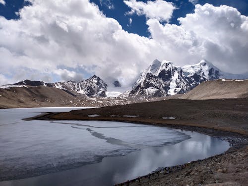 Frozen Lake Nera a Mountain