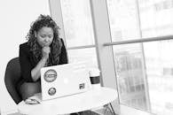 一位女士坐在笔记本电脑前，专注于远程工作