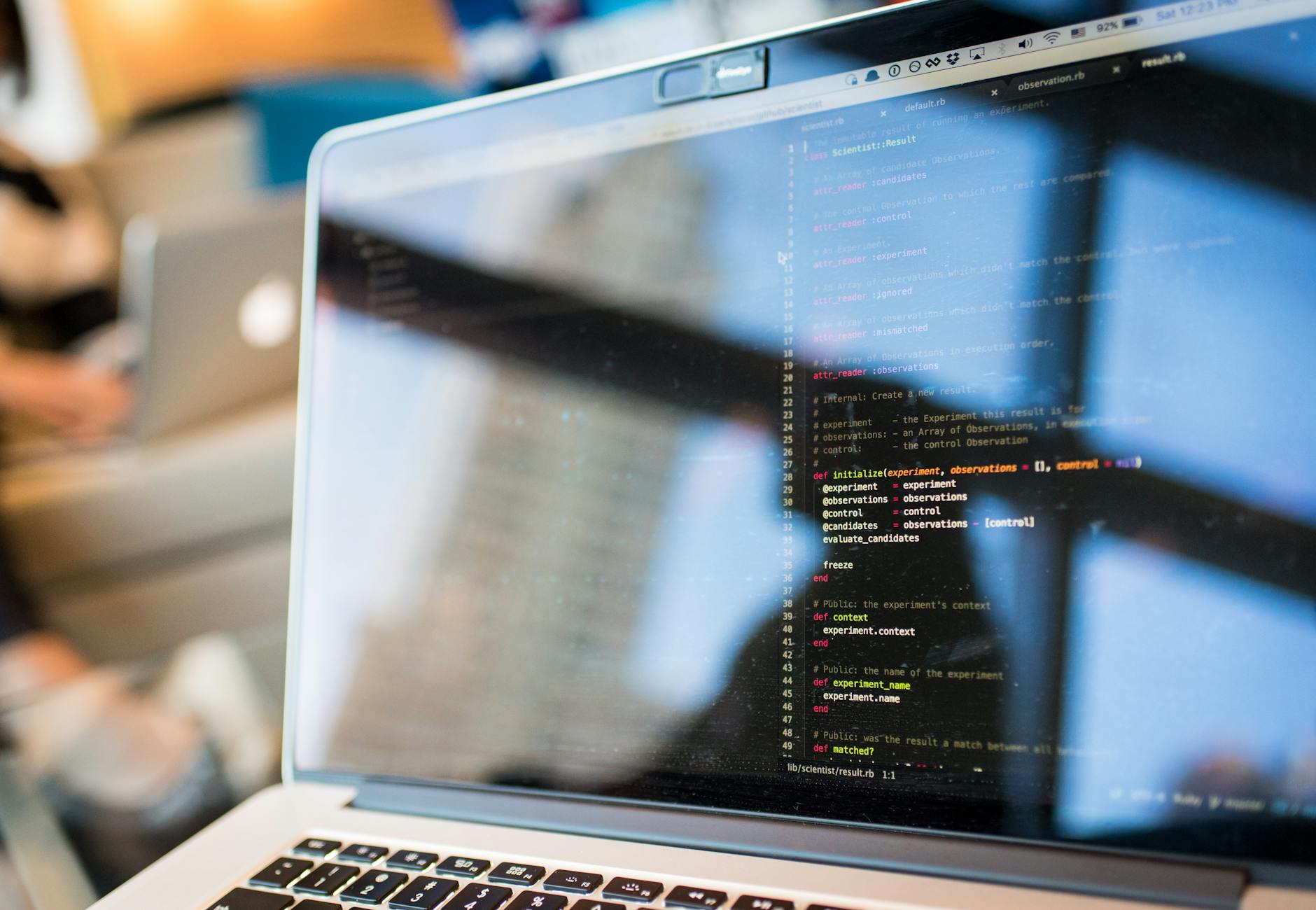 Dijital güvenlik kalkanını temsil eden bir bilgisayar ekranı, veri korumasını simgeliyor. Gizlilik Politikası