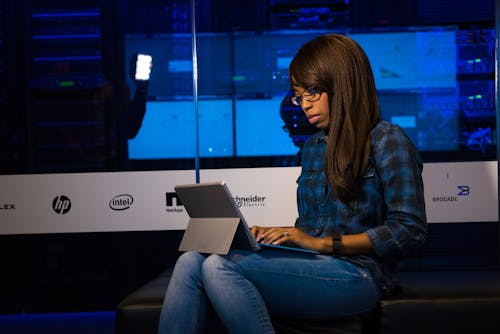 Foto Wanita Dengan Jeans Biru Menggunakan Laptop