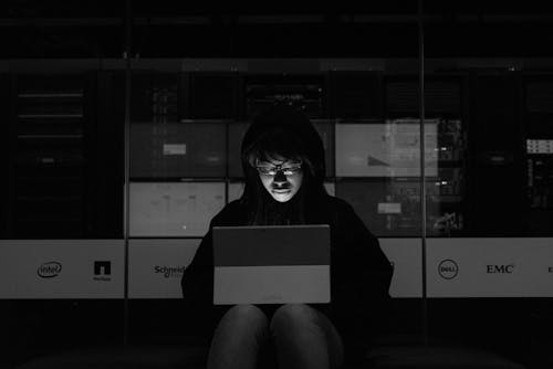 Kostenlos Graustufenfoto Einer Frau Mit Einem Laptop Stock-Foto