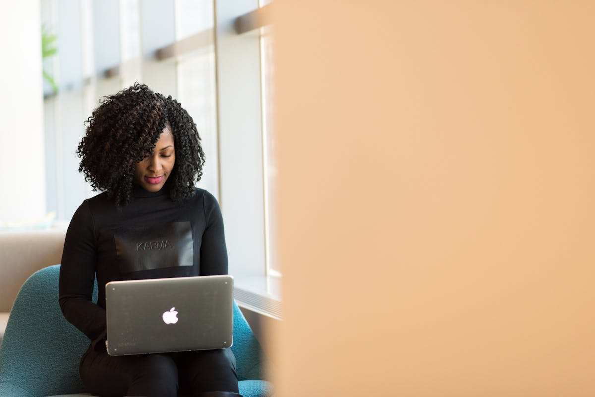 Desarrollador programando en laptop