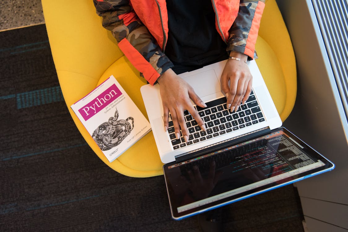 Pemrograman Wanita Di Notebook