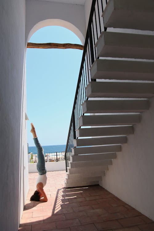 계단, 균형, 데님 팬츠의 무료 스톡 사진