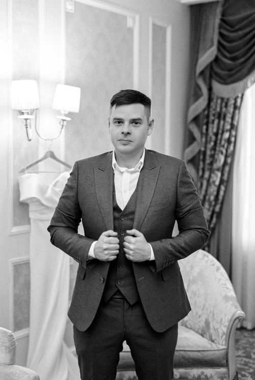 Free Black and white portrait of a groom in a suit, ready for his wedding day. Stock Photo