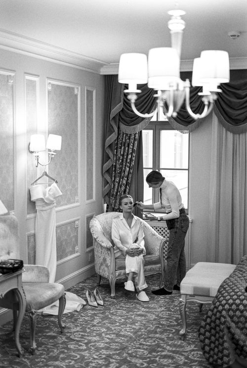 Free Elegant black and white photo of bride getting makeup done in a luxury hotel room. Stock Photo