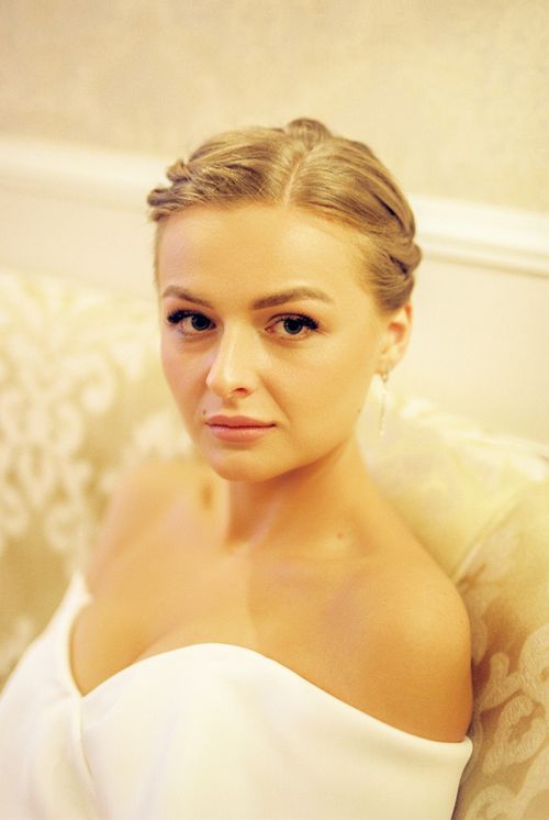 Free Close-up portrait of a bride in an elegant white dress and classic hairstyle. Stock Photo