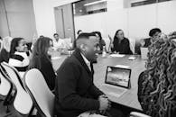 在现代办公环境中，业务专业人士参加协作会议