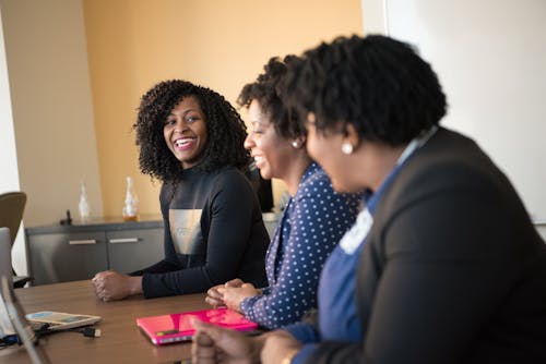 Free Smiling Woman Leaning on Table Stock Photo