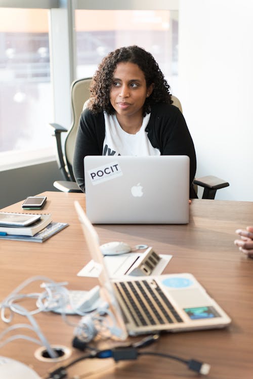 Donna Vicino A Macbook All'interno Della Stanza