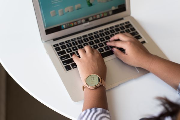 Support person assisting user with software