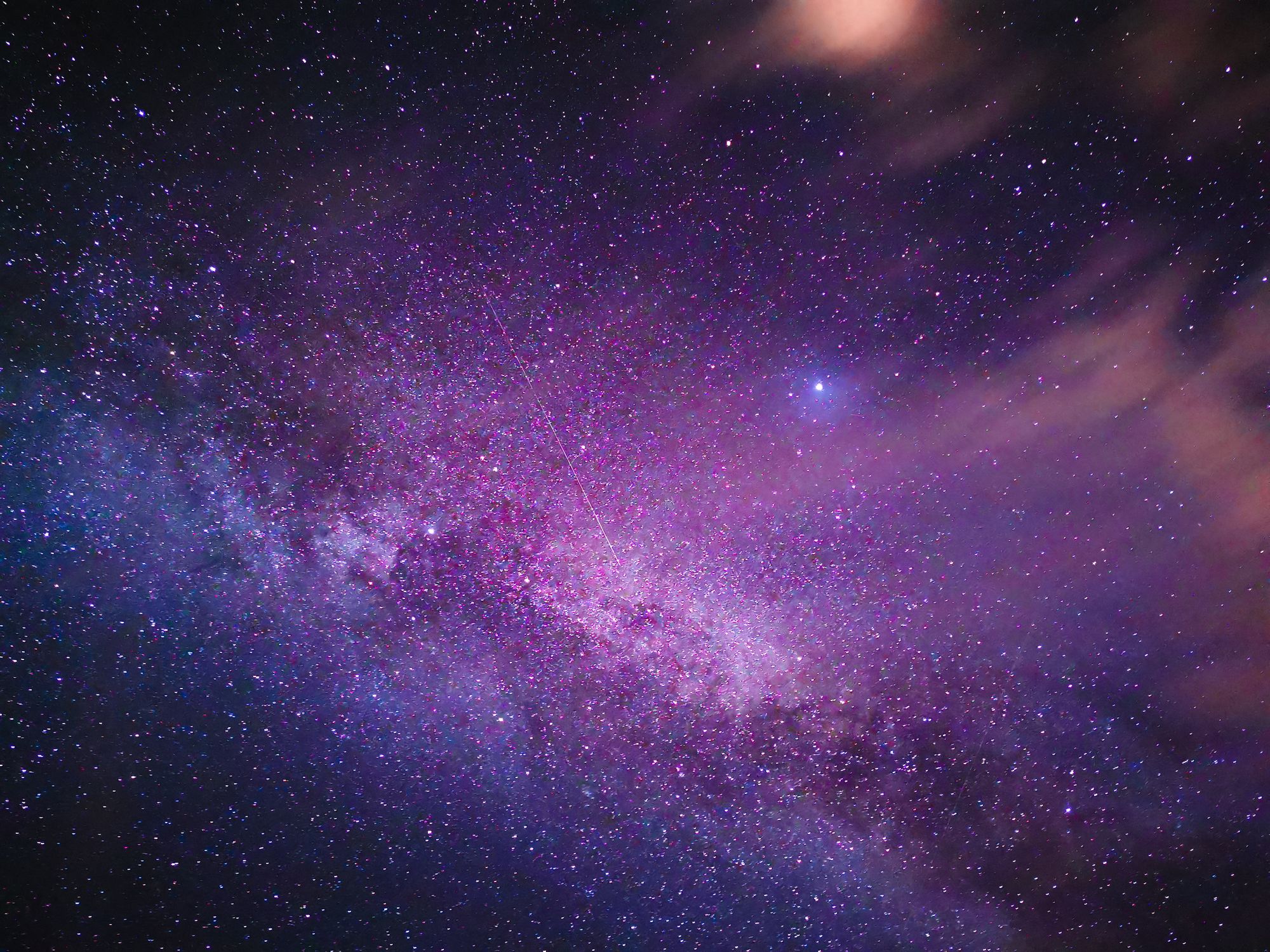 Nebulosa de tonos púrpuras y azules con miles de estrellas en el espacio profundo