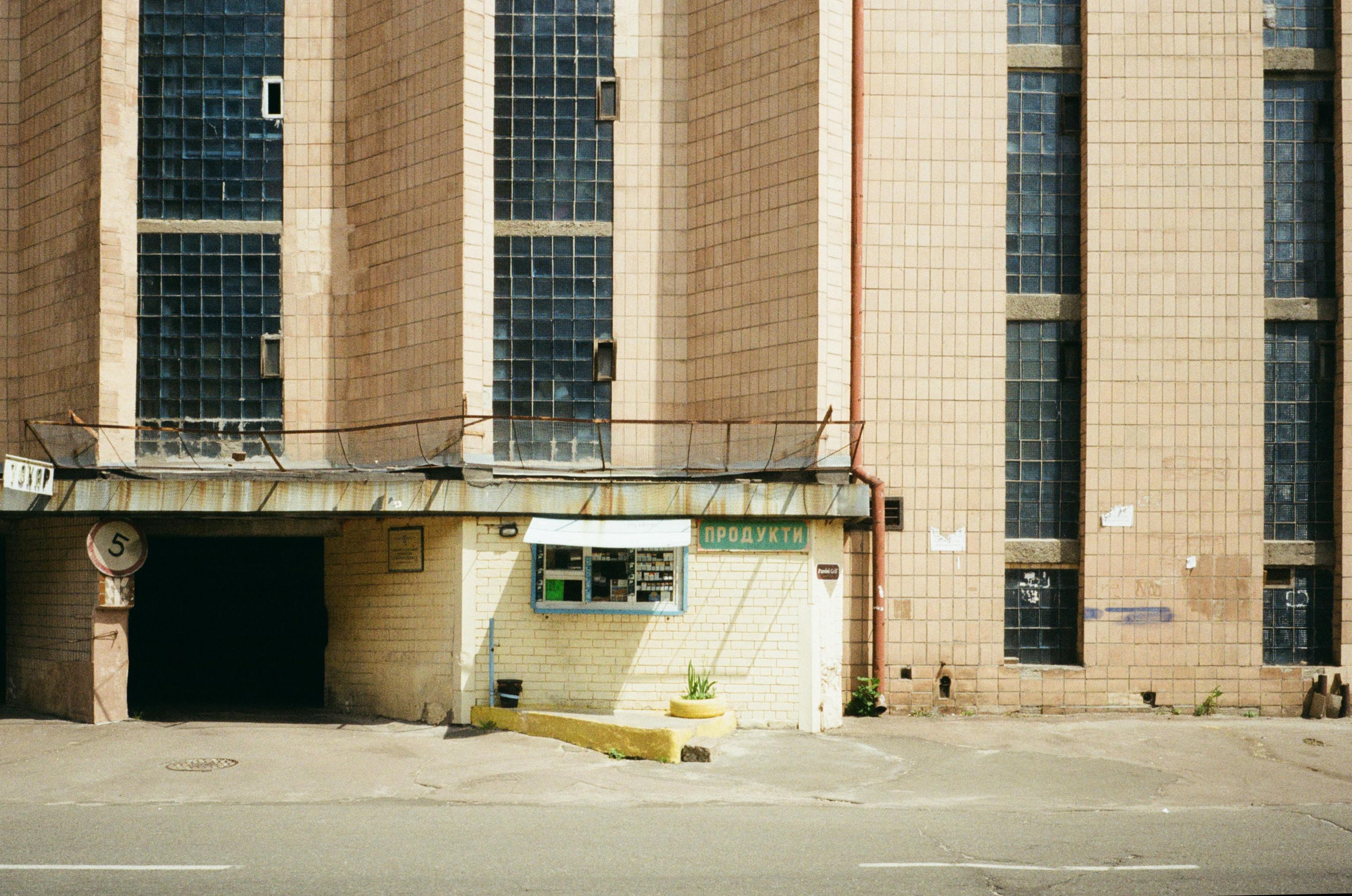 Gratis stockfoto met 5 km u bord, achtergelaten, architectuur Stockfoto