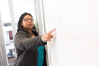 在办公室的演讲中，自信的女商人提出了一个观点